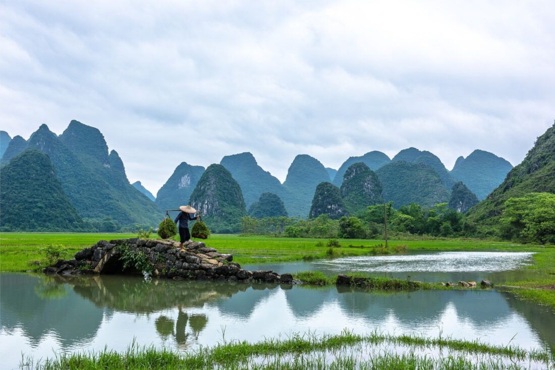 Vistas impresionantes del valle del río Li en China, parte de un tour organizado por Orient Tours.