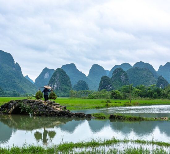 Vistas impresionantes del valle del río Li en China, parte de un tour organizado por Orient Tours.