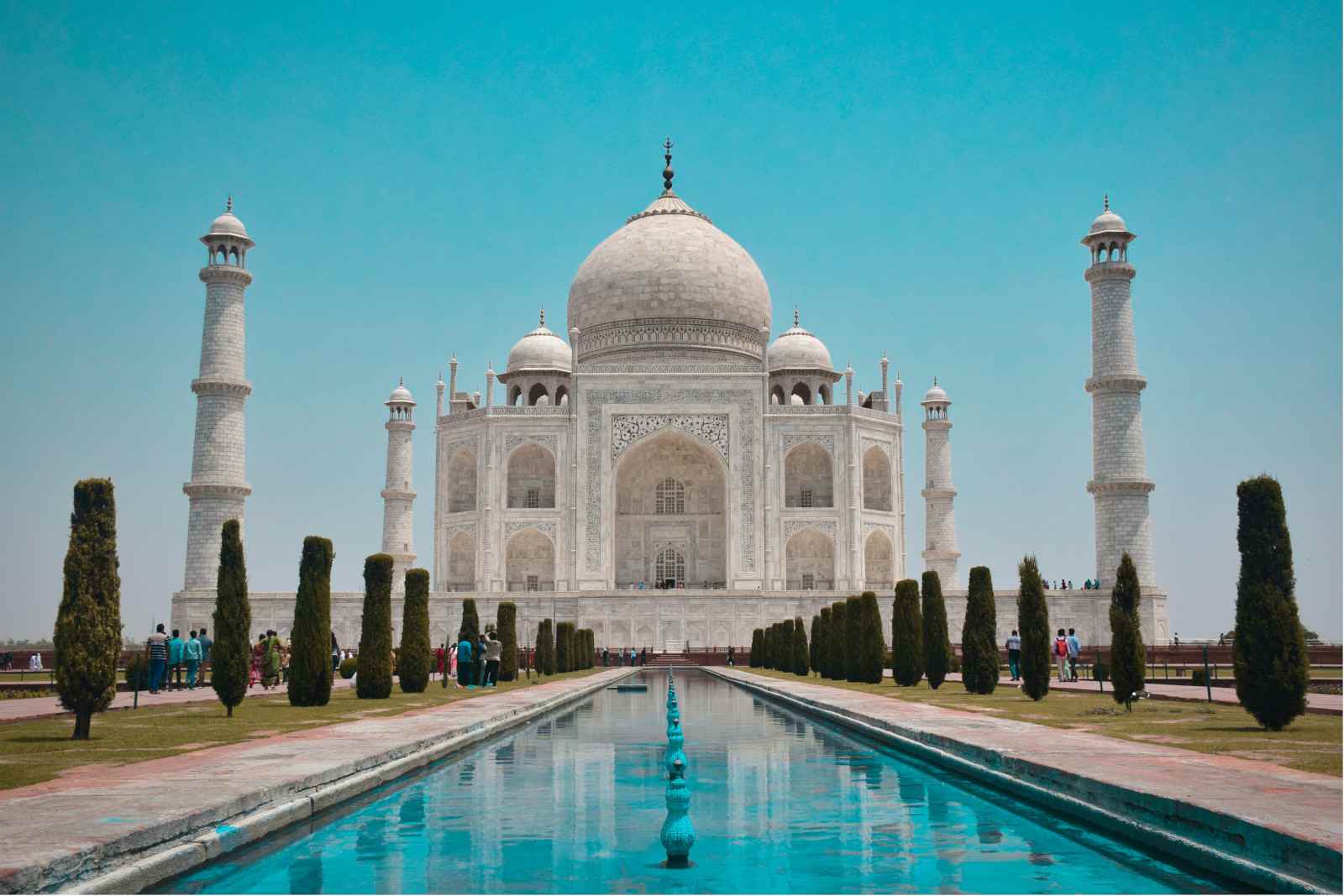Taj Mahal, monumento emblemático en Agra, India, parte del tour de Orient Tours, rodeado de jardines y agua.